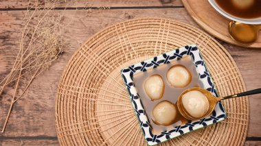 Seramik kasede tatlı zencefil çorbası ve pirinç topları..