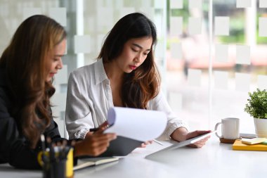 ofiste birlikte çalışan iki genç iş adamları.