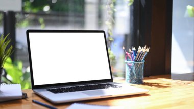 Boş ekran ve tahta masadaki kalem tutacağı ile bilgisayar laptopunu kapat.