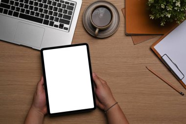 Boş ekran ile dijital tablet tutan genel görünüm adamı.