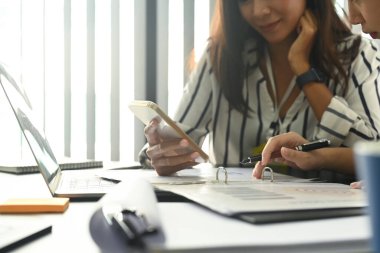 Kesilmiş vurulan iş kadını, iş arkadaşına akıllı telefondan bilgi veriyor..