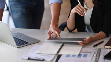 Modern ofiste iki iş kadını yeni proje planlaması için tartışıyor.