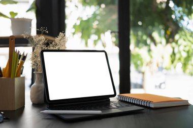 Tablet, kitap ve kalem tutacağını ahşap masaya yapıştır.