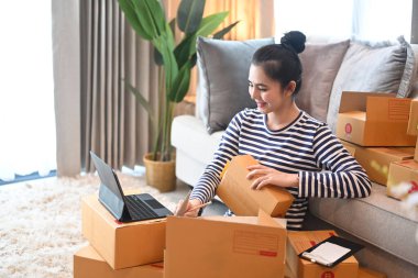 Evde çalışan küçük bir işletme girişimcisi. Çevrimiçi satış veya e-ticaret kavramı.