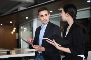 İki başarılı iş adamı fikirleri paylaşıyor ve proje üzerinde birlikte çalışıyorlar..