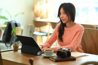 Dizüstü bilgisayardaki e-postaları kontrol eden genç kadın.