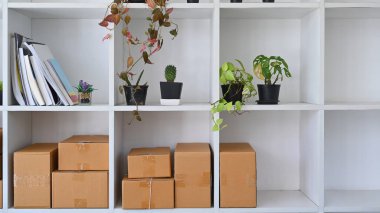 Depodaki karton kutular. Çevrimiçi satış, e-ticaret ve nakliye kavramı
