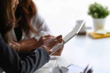 Dijital tablet üzerindeki mali verileri analiz eden iki iş arkadaşı