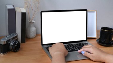 Bilgisayarın klavyesinde yazı yazan genç kadın ellerini kapat.