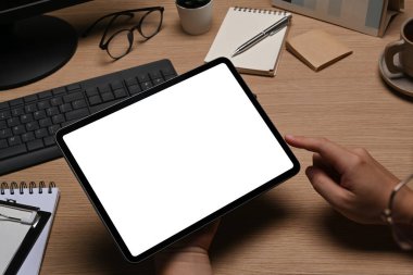 Dijital tableti tutan ve ekranı gösteren kadını kapat.