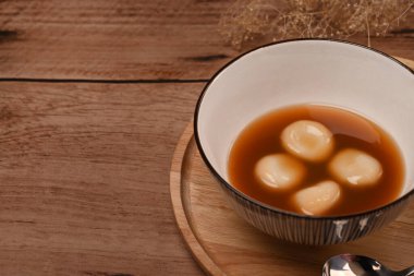 Zencefilli ve beyaz kaseli siyah susamlı hamur tatlısı..