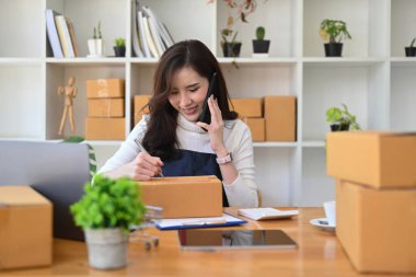 Küçük işletme girişimcisi olarak başlat cep telefonundan müşteri siparişlerini onayla.