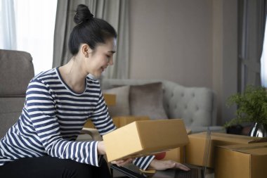 Mutlu gençler küçük işletme sahibi müşterilere teslimat için paket kutu ürün hazırlıyor..