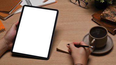 Dijital öykü tutan ve yapışkan notlar alan adamı kapat.