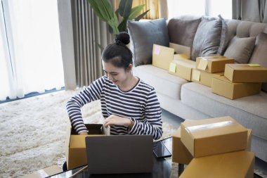 Başlangıçta küçük işletme sahibi müşteriye sevkiyat için paket siparişi.