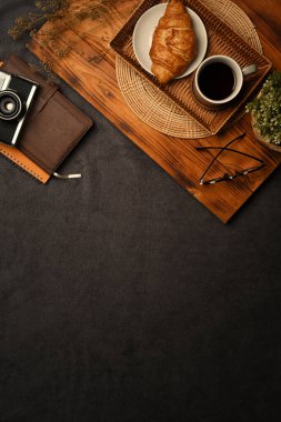 Ahşap tepside kahve fincanı olan lezzetli kruvasan manzarası.