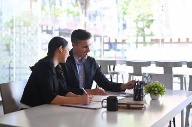 İki iş adamı iş ve iş stratejisini birlikte tartışıyor..