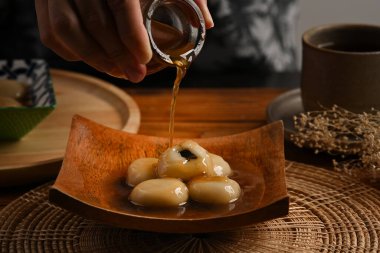 Zencefilli çorbayla doldurulmuş tatlı pirinç köftesi..