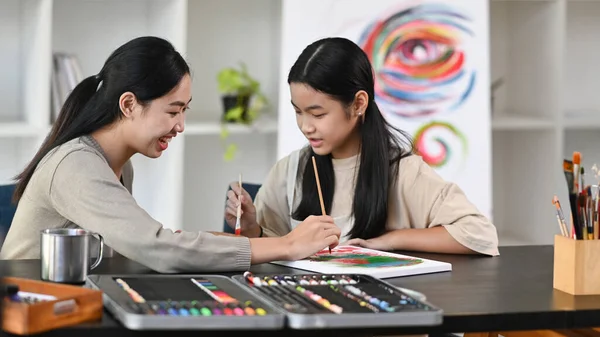 Aziatisch Meisje Met Plezier Schilderen Met Leraar Kunst Klasse — Stockfoto