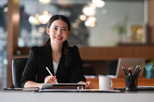Beautiful Asian Businesswoman Sitting Her Workplace Smiling Camera — Stock Photo, Image