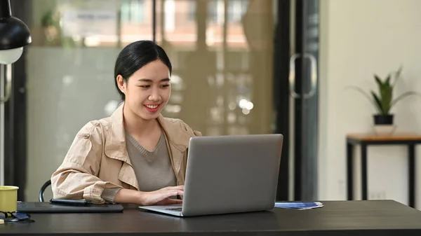 Glimlachende Vrouwelijke Grafisch Ontwerper Werkt Met Laptop Computer Kantoor — Stockfoto