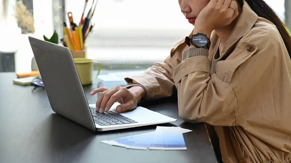 Vrouwelijke Freelancer Werkt Met Laptop Computer — Stockfoto