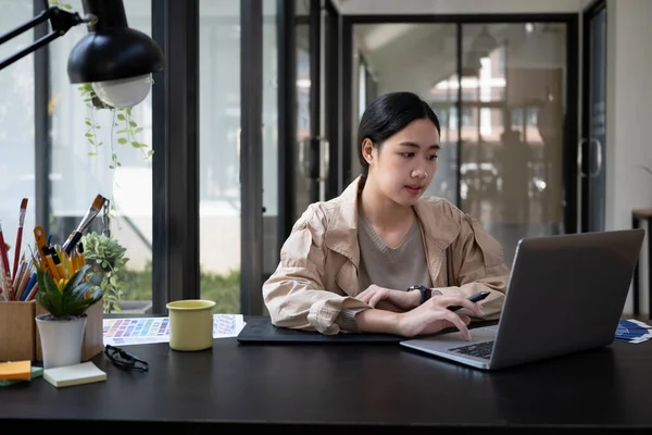 Jonge Vrouwelijke Ontwerper Werkt Online Met Computer Laptop Haar Kantoor — Stockfoto