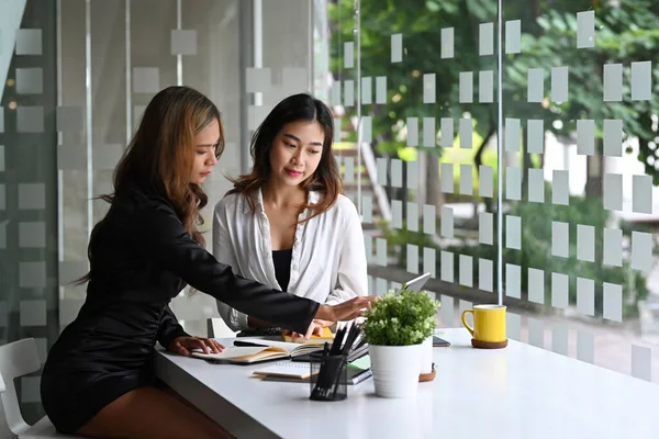 Two Asian Businesswomen Discussing New Project Together Office — Fotografia de Stock