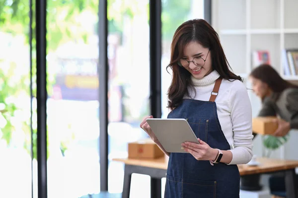 Jovem Empresária Asiática Alegre Usando Tablet Digital Sua Cafeteria — Fotografia de Stock