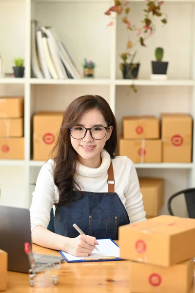 彼女の家のオフィスで顧客のための配達を準備する中小企業起業家 — ストック写真