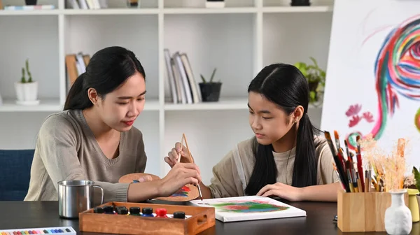 Feliz Menina Asiática Pintura Com Sua Mãe Sala Estar — Fotografia de Stock