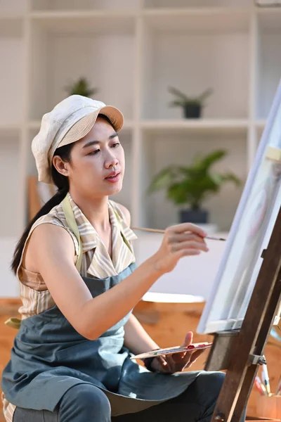 Mooie Vrouwelijke Kunstenaar Schilderij Doek Haar Atelier — Stockfoto