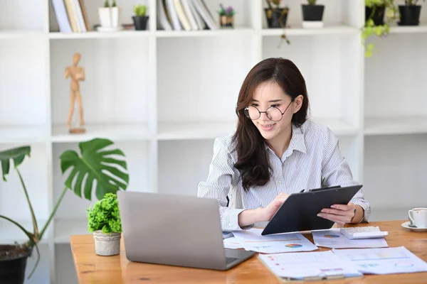 Mooie Zakenvrouw Met Klembord Het Controleren Van Informatie Laptop Computer — Stockfoto