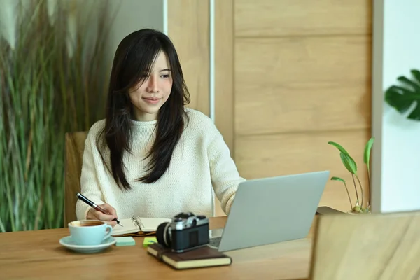 Affascinante Giovane Donna Maglione Che Lavora Con Computer Portatile Caffetteria — Foto Stock