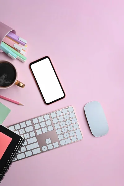 Vista Superior Del Teléfono Móvil Teclado Papelería Sobre Fondo Rosa — Foto de Stock