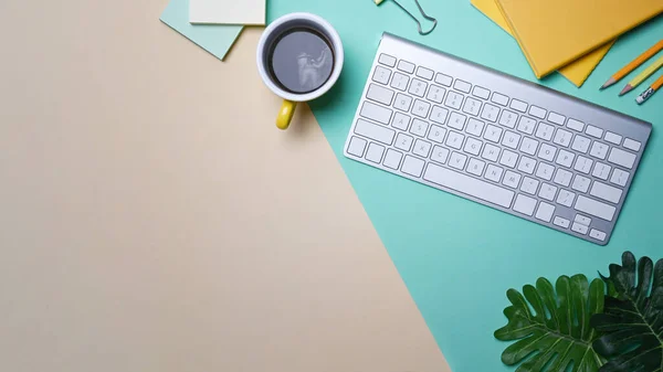 Creative Workspace Coffee Cup Notebook Wireless Keyboard — Stockfoto