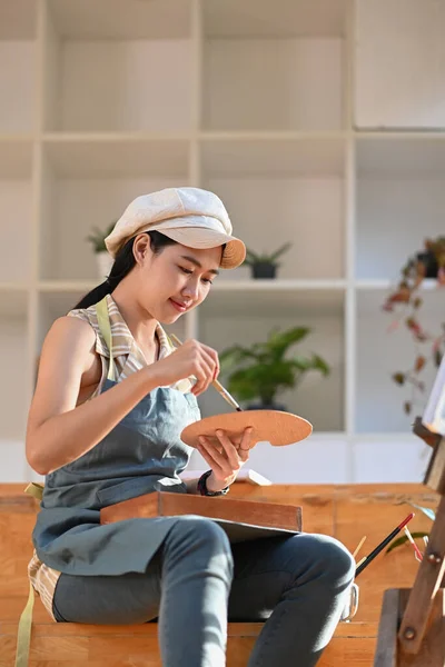 Mooie Vrouw Schilder Schilderij Doek Met Olieverf Haar Atelier — Stockfoto