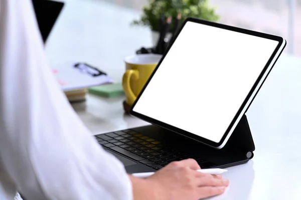 Geschäftsfrau Arbeitet Mit Computer Tablet Schreibtisch — Stockfoto