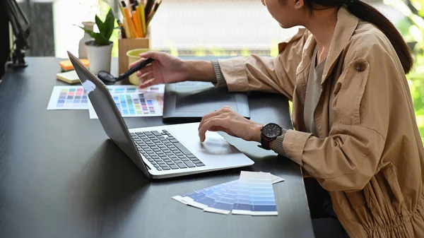 Gehakte Shot Vrouwelijke Creatieve Ontwerper Werken Met Laptop Computer — Stockfoto