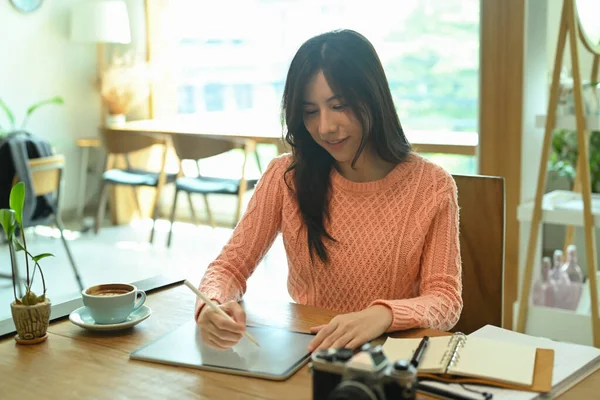 Όμορφη Ασιάτισσα Που Χρησιμοποιεί Ψηφιακό Tablet Στην Καφετέρια — Φωτογραφία Αρχείου