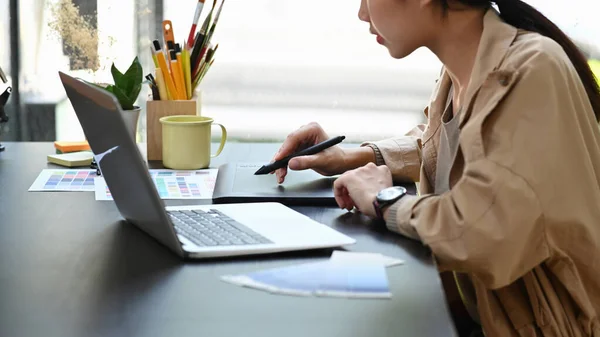 Cropped Shot Creative Woman Working Laptop Computer Graphic Tablet Office — Fotografia de Stock