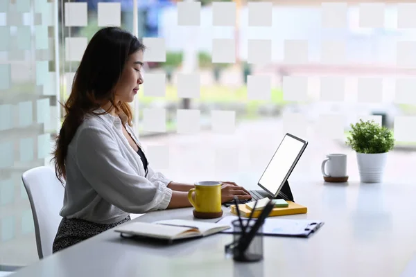 Vista Lateral Hermosa Mujer Negocios Que Trabaja Con Tableta Ordenador — Foto de Stock