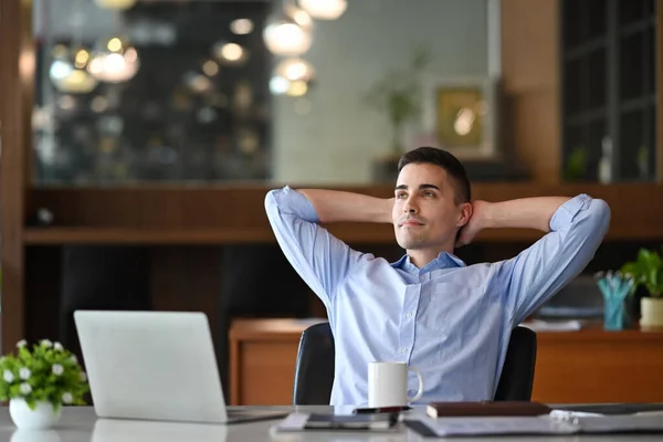 Nachdenklicher Geschäftsmann Entspannt Seinem Büro — Stockfoto