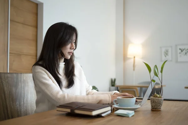 Young Asian Woman Using Laptop Computer Home — Fotografia de Stock