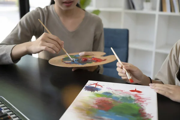 Jonge Leraar Schilderij Foto Met Kleine Meisje Kunst Klasse — Stockfoto