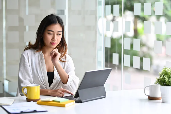Asiática Mujer Oficina Trabajador Trabajando Con Computadora Tableta — Foto de Stock