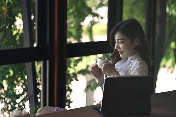 Thoughtful Businesswoman Sitting Office Drinking Hot Coffee — Fotografia de Stock