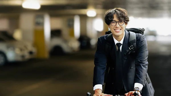 午前中は自転車で通勤するスーツ姿の笑顔のビジネスマン — ストック写真
