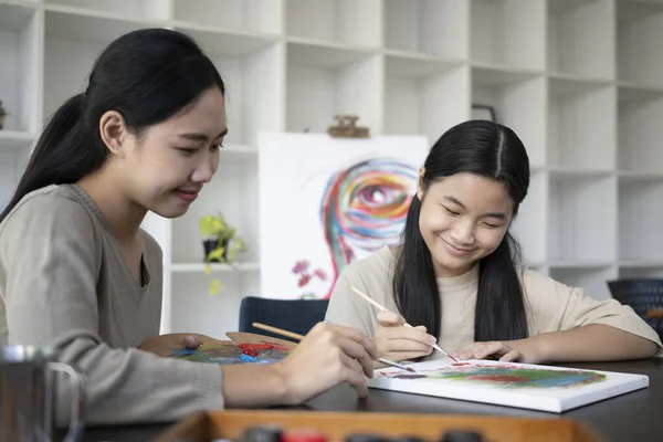Glimlachend Aziatisch Meisje Schilderen Doek Tijdens Kunstles — Stockfoto
