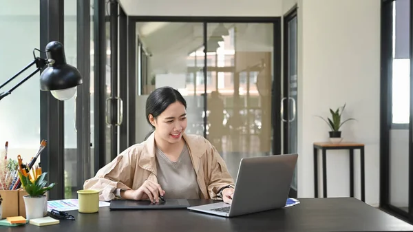 Aziatische Vrouw Ontwerper Werken Met Laptop Creatief Kantoor — Stockfoto